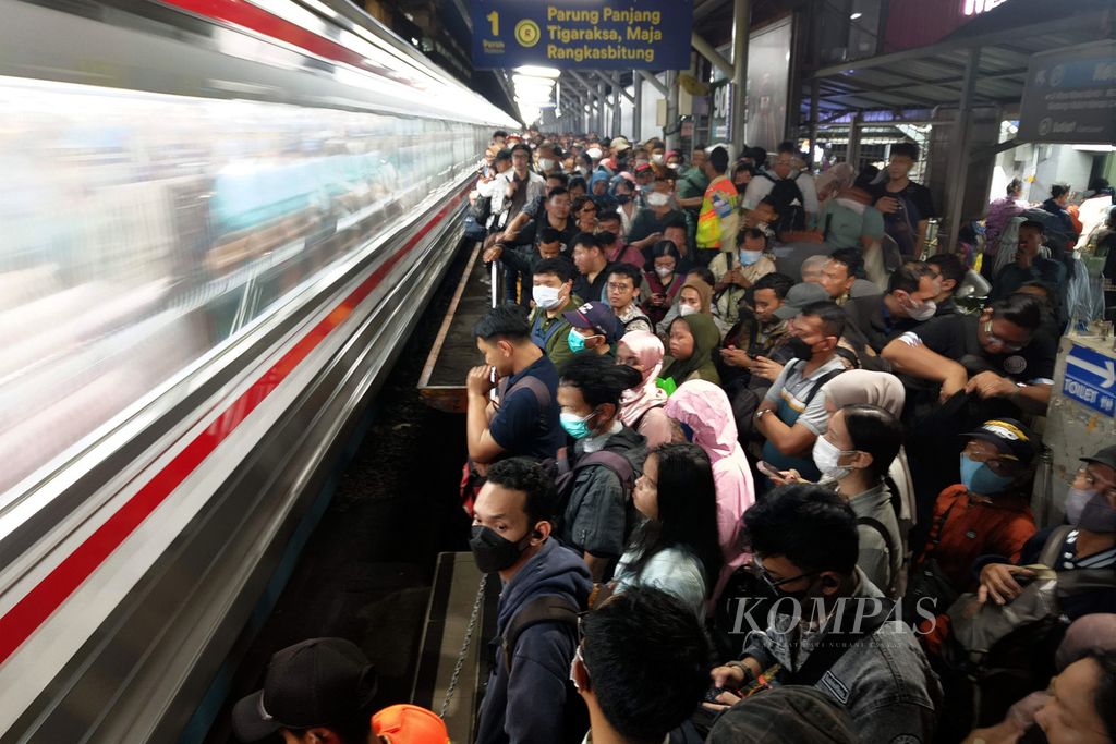 Penumpang KRL Commuterline yang telah tiba di Stasiun Rawa Buntu, Tangerang Selatan, Jumat (1/3/2024), sekitar pukul 21.45 WIB. Penundaan keberangkatan kereta karena sempat ada pohon tumbang di antara Stasiun Kebayoran dan Stasiun Pondok Ranji membuat kepadatan penumpang. 