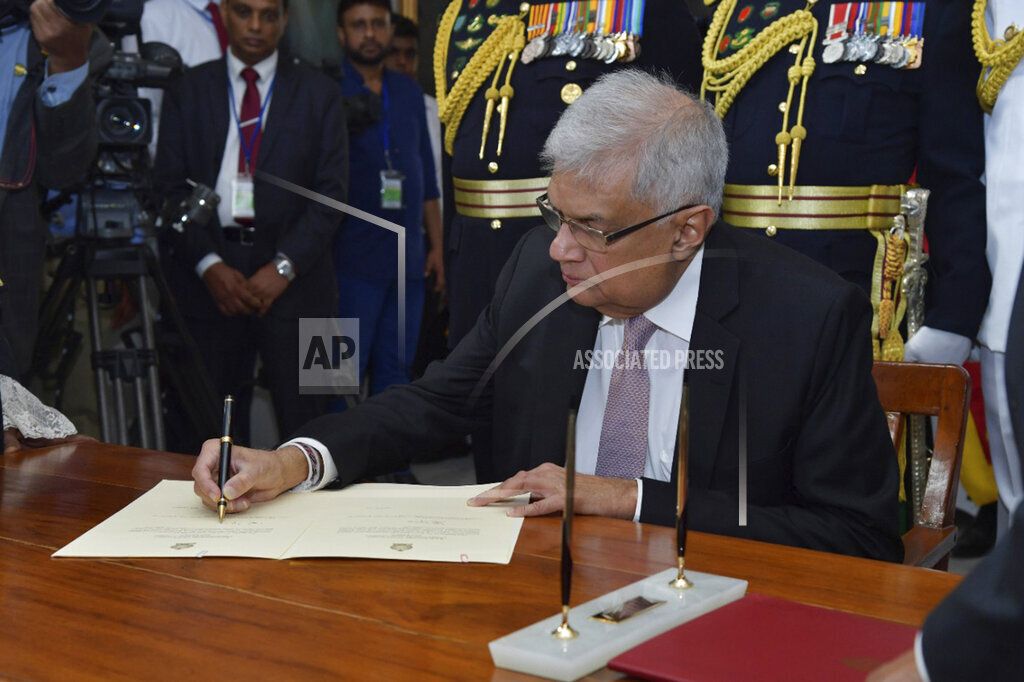 Dalam foto yang disediakan Kantor Kepresidenan Sri Lanka, tampak presiden terpilih Sri Lanka Ranil Wickremesinghe menandatangani dokumen setelah mengucapkan sumpah jabatan dalam upacara pengambilan sumpah di Colombo, Kamis, 21 Juli 2022. 