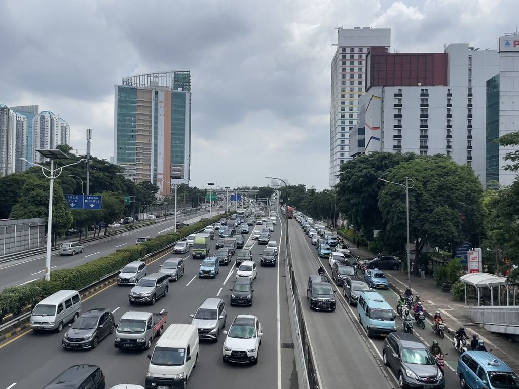 Kepadatan lalu lintas di ruas Jalan Letnan Jenderal S Parman, tepatnya di dekat Halte Rumah Sakit Harapan Kita, Senin (27/3/2023).