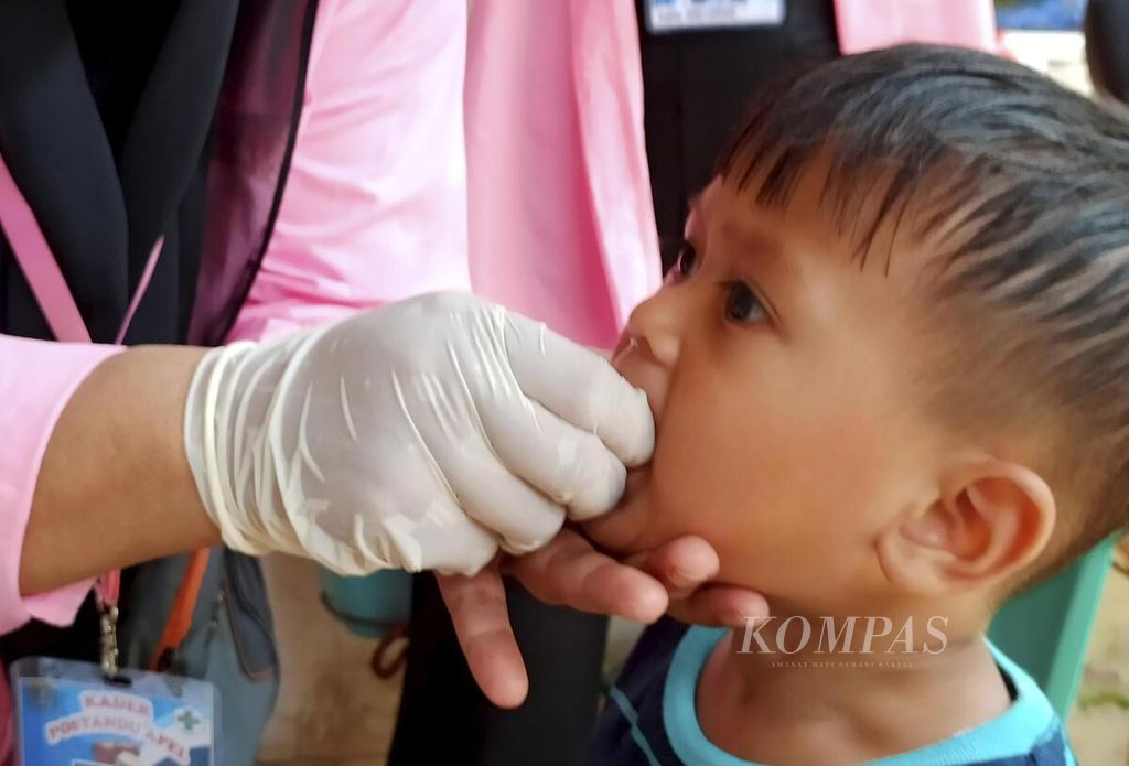 Seorang anak diberi vitamin A tetes saat kegiatan posyandu di lingkungan RW 011 Kelurahan Cinangka, Kecamatan Sawangan, Kota Depok, Rabu (24/8/2022). 