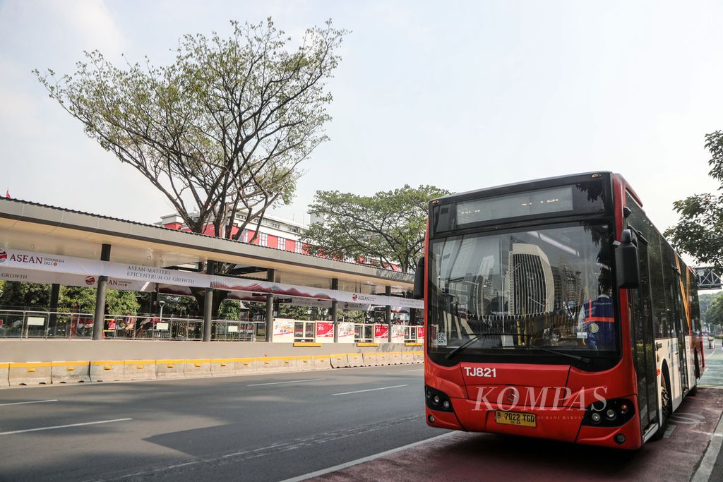 Bus Transjakarta berhenti di depan Halte Bundaran Senayan, Jakarta, yang sedang direvitalisasi pada Rabu (30/8/2023). PT Transjakarta merevitalisasi Halte Bundaran Senayan untuk memberikan kenyamanan bagi penumpang.  