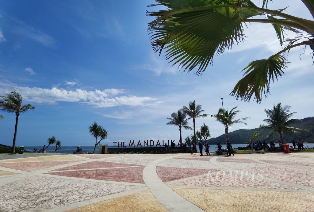 <i>Landmark </i>Pantai Kuta Mandalika menyambut wisatawan yang datang ke Kawasan Ekonomi Khusus Mandalika.