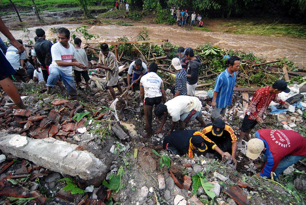 Sejumlah warga dibantu petugas mencari korban tanah longsor di Kecamatan Bareng, Kabupaten Jombang, Jawa Timur, pada awal 2018.