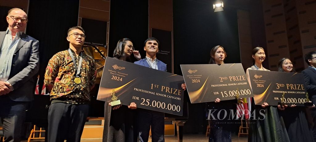 Para pemenang kategori Senior Profesional IIPC 2024, antara lain Michael Anthony Kwok (juara I), Viona Natalie Sanjaya (peringkat II), dan di peringkat III terdapat dua nama, Ayunia Indri Saputro serta Jovine Freia Iskandar.