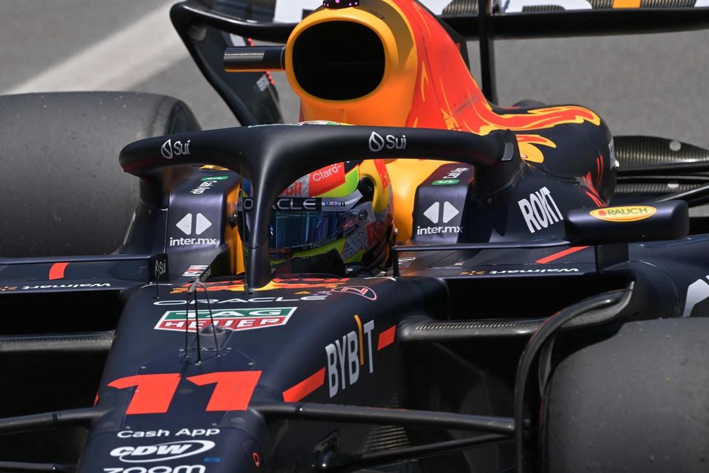 Pebalap Red Bull Sergio Perez memacu mobilnya di Interlagos, Minggu (5/11/2023) dini hari WIB. Perez bersaing dengan pebalap Mercedez Lewis Hamilton untuk merebut posisi <i>runner-up</i> klasemen akhir. 
