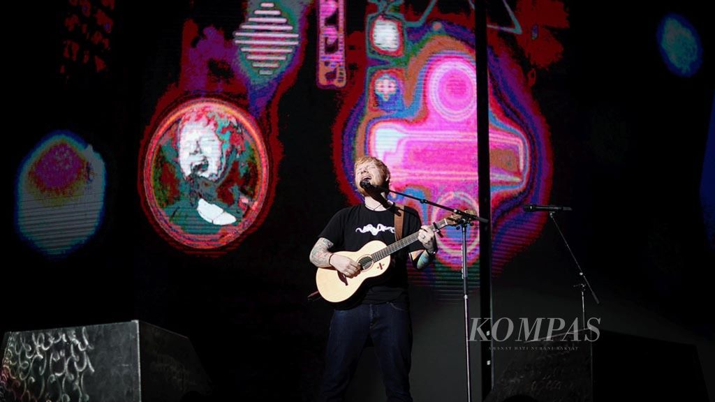 Penyanyi pop asal Inggris, Ed Sheeran, menghibur penggemarnya di Stadion Utama Gelora Bung Karno, Senayan, Jakarta, Jumat (3/5/2019).