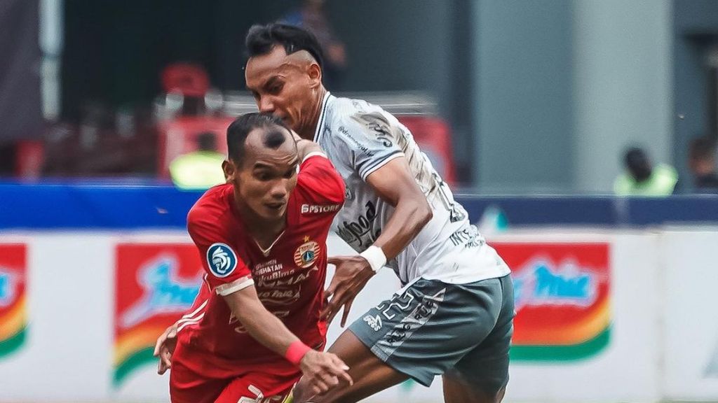 Pemain Persija Jakarta, Riko Simanjuntak, mencoba melewati pemain Bali United pada pekan ke-18 BRI Liga 1 di Stadion Patriot Chandrabhaga, Bekasi, Jawa Barat, Minggu (15/1/2023). Persija Jakarta menang dengan skor akhir 3-2 atas Bali United.