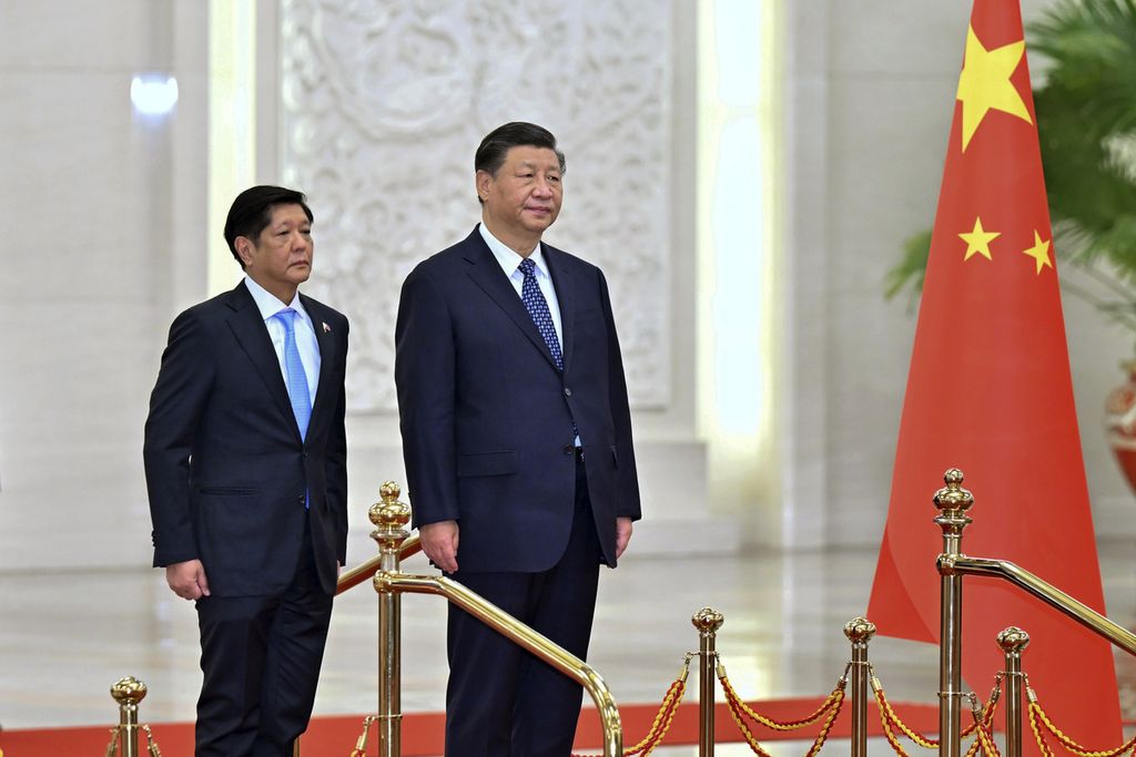 Presiden Filipina Ferdinand Marcos Jr (kiri) dan Presiden China Xi Jinping mendengarkan lagu kebangsaan masing-masing di Aula Besar Rakyat, Beijing, 4 Januari 2023 ketika Marcos melawat ke China.