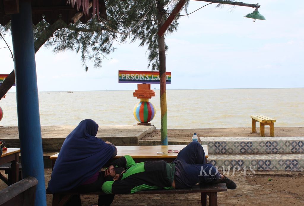Pemudik tidur di rumah makan yang terletak di tepi Laut Jawa di jalur pantura, Kabupaten Indramayu, Jawa Barat, Sabtu (30/4/2022). Banyak pemudik sepeda motor yang beristirahat di lokasi tersebut. 