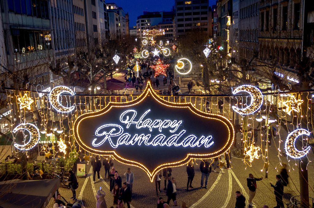 Dekorasi lampu "Selamat Ramadhan" menghiasi zona pejalan kaki di Frankfurt, Jerman, Minggu (10/3/2024).