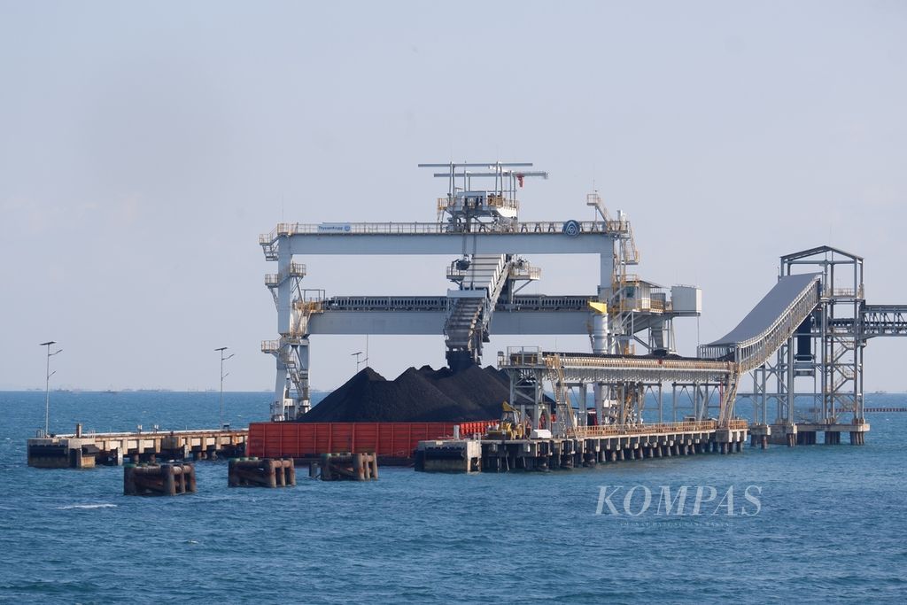 Aktivitas pembongkaran batubara di North Pulau Laut Coal Terminal (NPLCT) milik PT Arutmin Indonesia di Kabupaten Kotabaru, Kalimantan Selatan, Kamis (26/10/2023). Batubara yang diutilisasi di NPLCT saat ini sekitar 5,3 juta ton per tahun, antara lain untuk dikirimkan ke sejumlah pembangkit listrik tenaga uap dan ekspor. Adapun lima tambang batubara Arutmin yang beroperasi di Kalsel adalah Tambang Senakin, Asam Asam, Kintap, Satui, dan Batulicin.