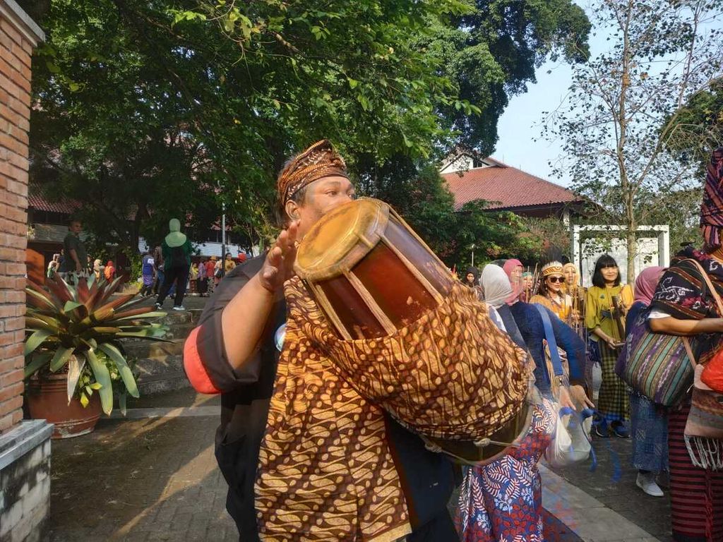 Salah satu peserta memainkan gendang saat Kirab Sedekah Hutan di Hutan Universitas Indonesia, Depok, Jawa Barat, Sabtu (3/6/2023).