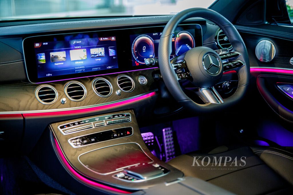 Pilihan tema berkendara pada layar monitor tengah New Mercedes-Benz E 300 AMG Line yang bisa dipilih pengemudi.