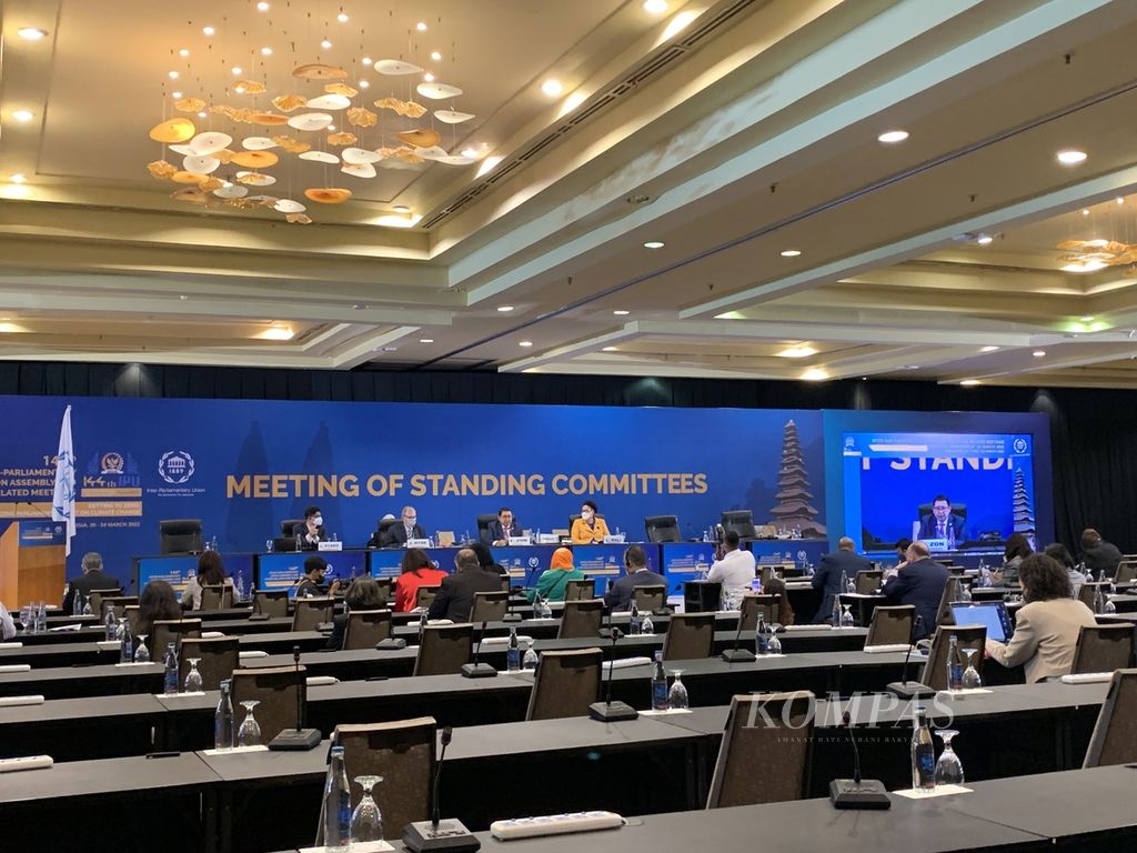 Suasana diskusi panel Kerja Sama Internasional untuk Penuntutan Korupsi dan Pemulihan Aset” dalam rangkaian agenda Inter-Parliamentary Union ke-144 di Bali International Convention Center (BICC), Kabupaten Badung, Bali, Selasa (23/3/2022).