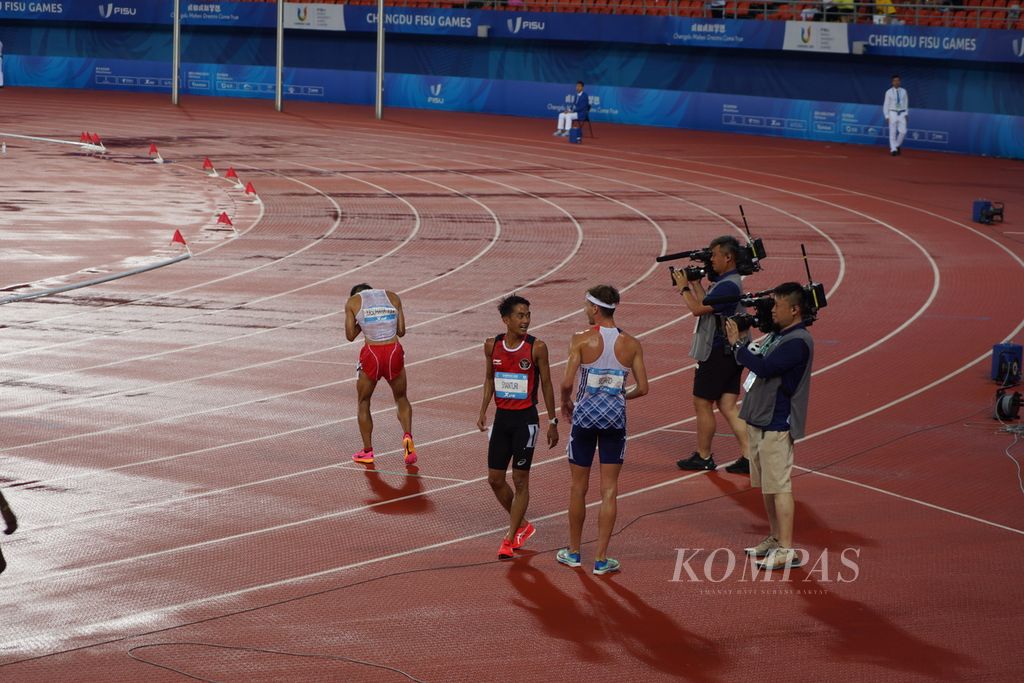 Pelari jarak jauh Robi Sianturi (merah) usai menjalani final 5000m Universiade Chengdu, China, Minggu (6/8/2023) malam. Dia finis di urutan ke-14 dengan waktu 14 menit 38,45 detik.