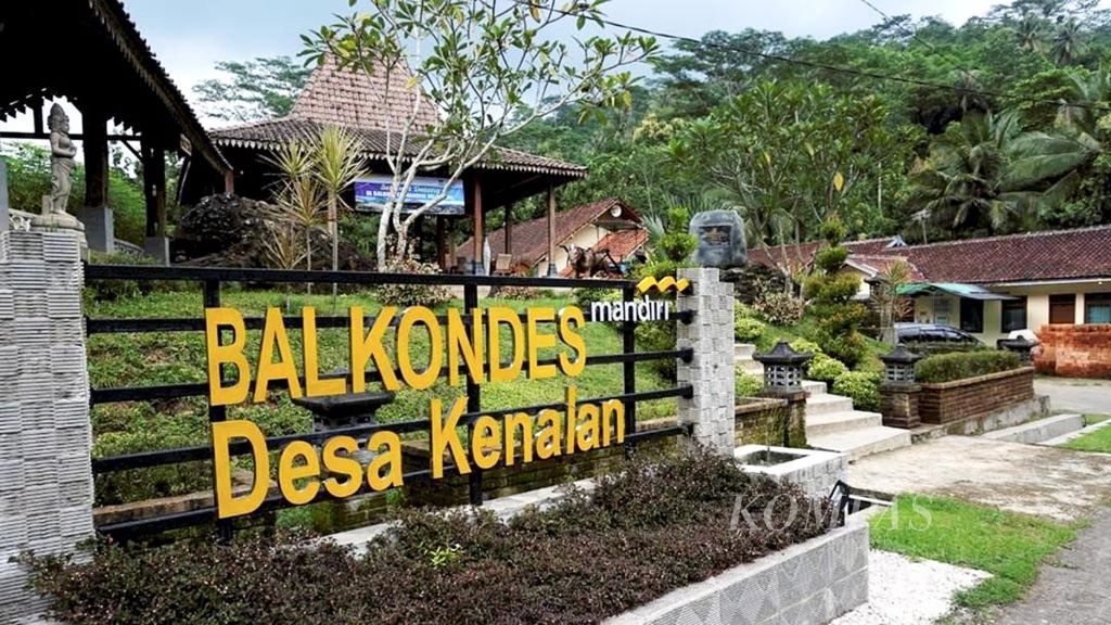 Village Economic Center (Balkondes) in Kenalan Village, Borobudur District, Magelang Regency, Central Java (above). Residents prepare to make slondok in the kitchen of their home in Kenalan Village.