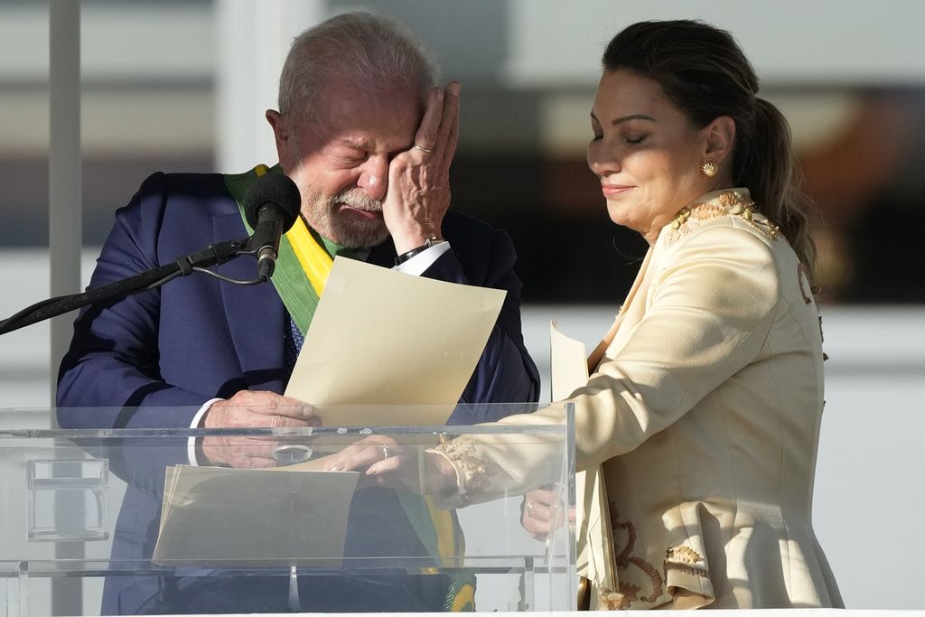 Ketika berpidato, Presiden Brazil, Luiz Inacio Lula da Silva (kiri), sempat meneteskan air mata, Minggu (1/1/2023). Lula didampingi istrinya, Rosangela Silva. 