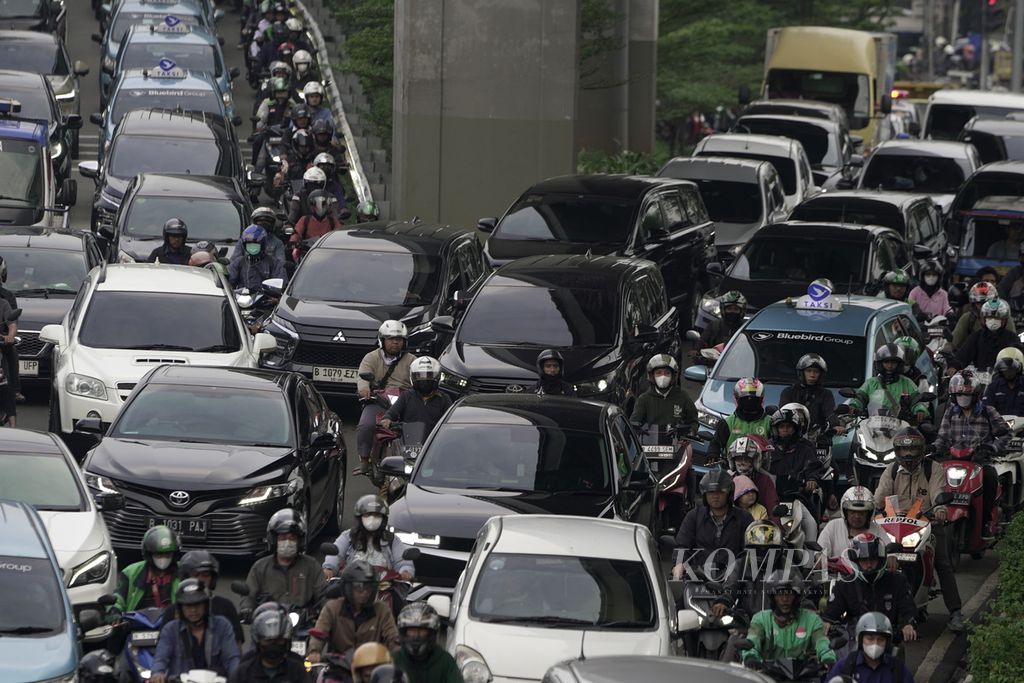 Kemacetan lalu lintas selepas jam pulang perkantoran di Jalan MT Haryono, Jakarta Timur, Senin (1/4/2024). Kendaraan pribadi dan sepeda motor mendominasi kemacetan di jalan protokol Jakarta. 