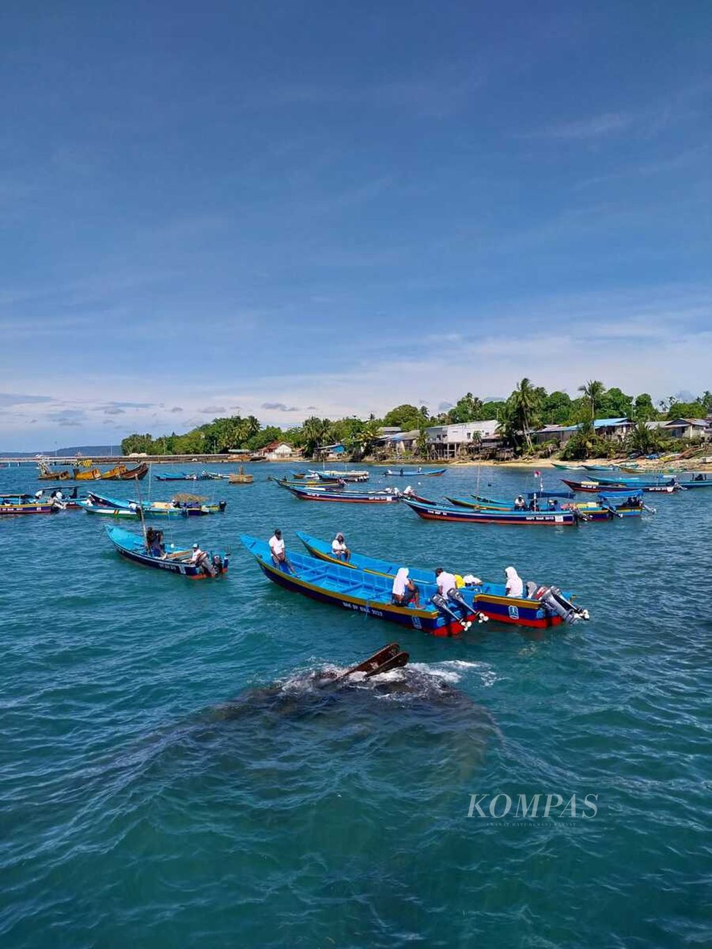 Nelayan di perairan sekitar Pelabuhan IV, Kabupaten Biak Numfor, Provinsi Papua, Jumat (2/12/2022).