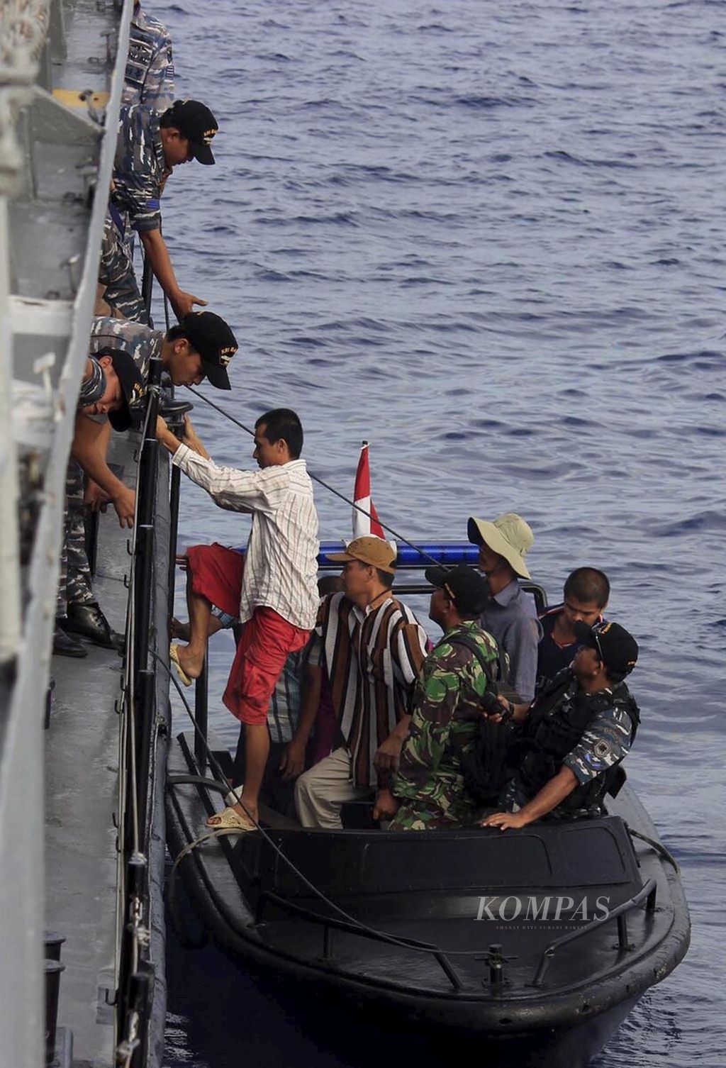Awak KRI Barakuda-633 menangkap nelayan asing di Laut Natuna. TNI AL meledakan tiga kapal nelayan asing, Jumat (5/12/2014) di Laut Natuna.