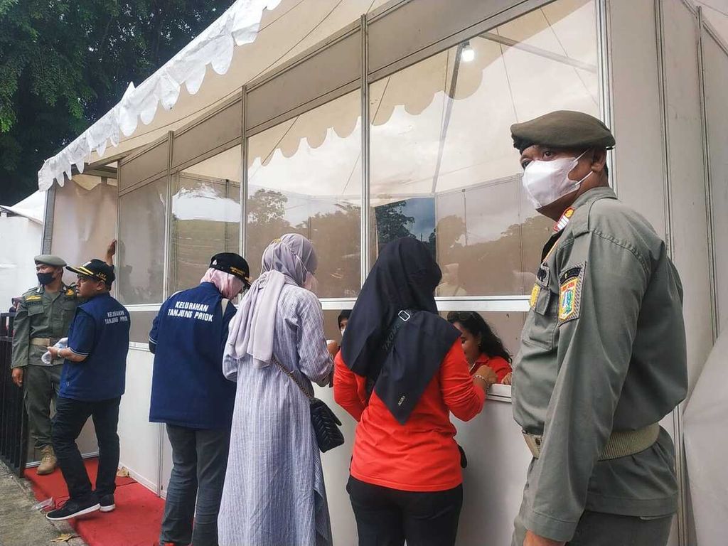 Beberapa warga sedang menukarkan tiket perayaan Imlek Nasional 2023 yang digelar di Lapangan Banteng, Jakarta Pusat, Minggu (29/1/2023).
