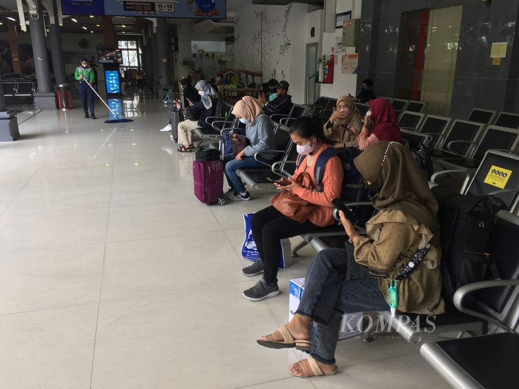 Penumpang menunggu kereta di Stasiun Surabaya Gubeng, Surabaya, Jawa Timur, Jumat (29/4/2022). 