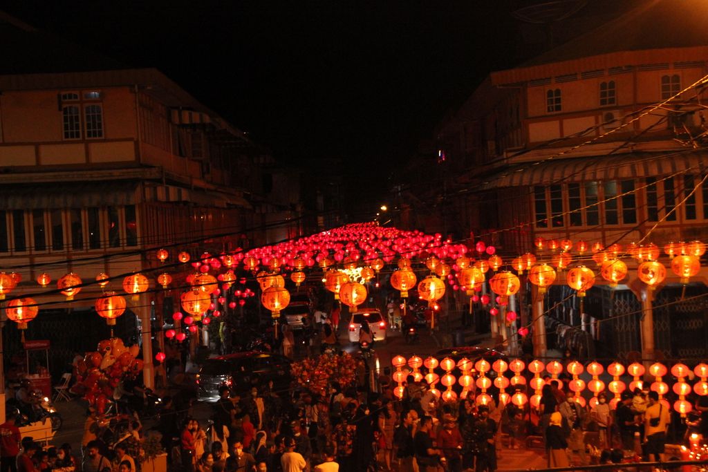The atmosphere of the Chinese New Year night on one of the main streets of Singkawang City, West Kalimantan, Monday (31/1/2022). 