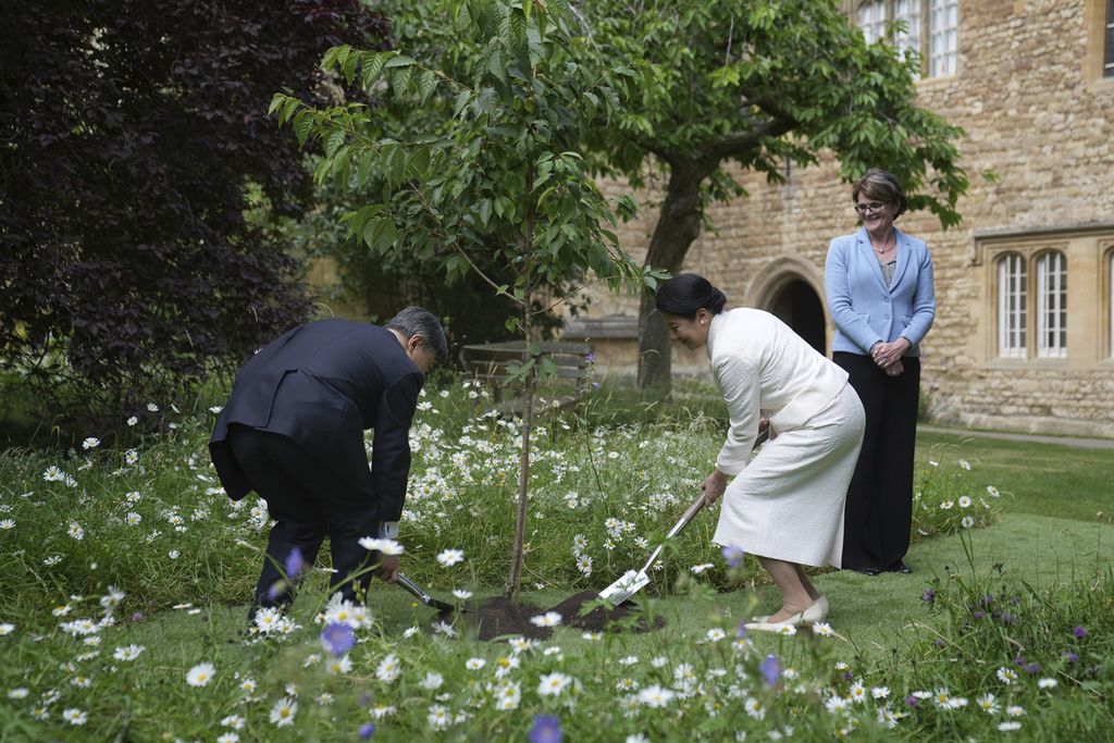 Kaisar Jepang Naruhito dan Permaisuri Masako menanam pohon ceri dalam kunjungan ke Merton College, Universitas Oxford, di Oxford, Inggris, Jumat (28/6/2024). 