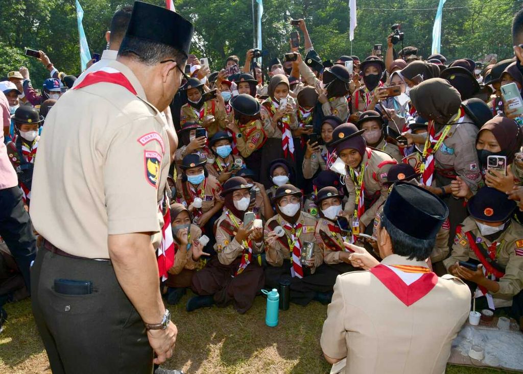 Presiden Joko Widodo berinteraksi dengan peserta Jambore Nasional XI 2022 di Bumi Perkemahan dan Graha Wisata Pramuka, Cibubur, Jakarta, Jumat (19/8/2022). 