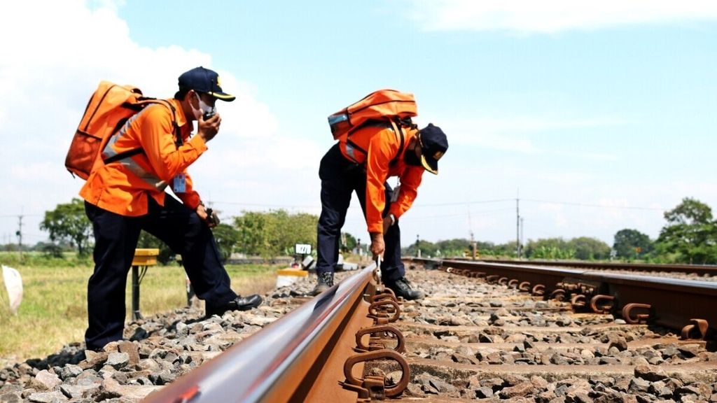 Petugas mengecek rel di wilayah PT Kereta Api Indonesia (Persero) Daerah Operasi 3 Cirebon, beberapa waktu lalu. Pengecekan tersebut untuk mencegah banjir.