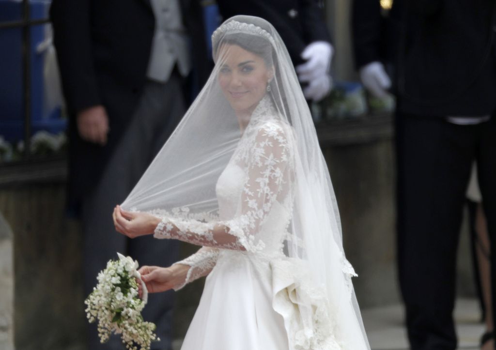 Kate Middleton tiba di lokasi pernikahannya dengan Pangeran William di Westminster Abbey, London, Inggris, 29 April 2011. 