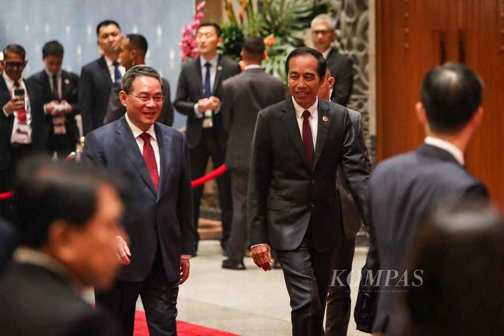 Presiden RI Joko Widodo (kanan) dan Perdana Menteri China Li Qiang (kiri) berjalan menuju lokasi foto bersama sebelum konferensi di Jakarta, Rabu (6/9/2023). ASEAN dan China bertemu dalam rangkaian KTT ke-43 ASEAN. 