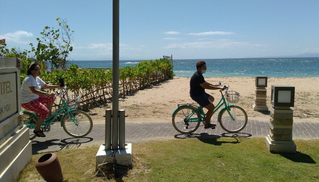 Travelers cycle behind a hotel in the Nusa Dua area, Badung, Friday (21/8/2020).