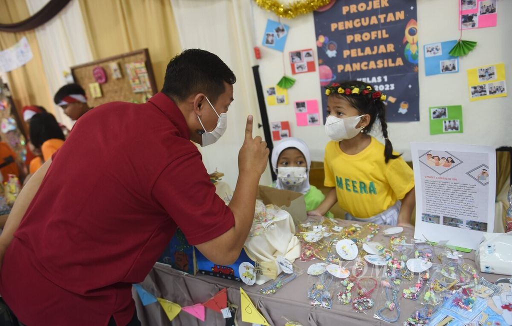 First-grade students explained about bracelet crafts being sold at the food and craft bazaar of the Pancasila Student Profile Strengthening Project with the theme of "Entrepreneurship" at SD Pembangunan Jaya 2 Sidoarjo, Sidoarjo Regency, East Java, in December 2022.