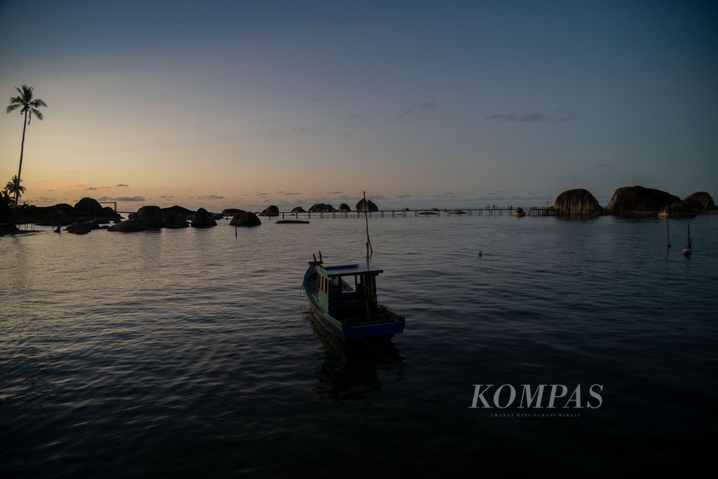 Sebuah perahu nelayan ditambatkan di pesisir Desa Sepempang, Kecamatan Bunguran Timur, Kabupaten Natuna, Kepulauan Riau, Jumat (25/3/2022).