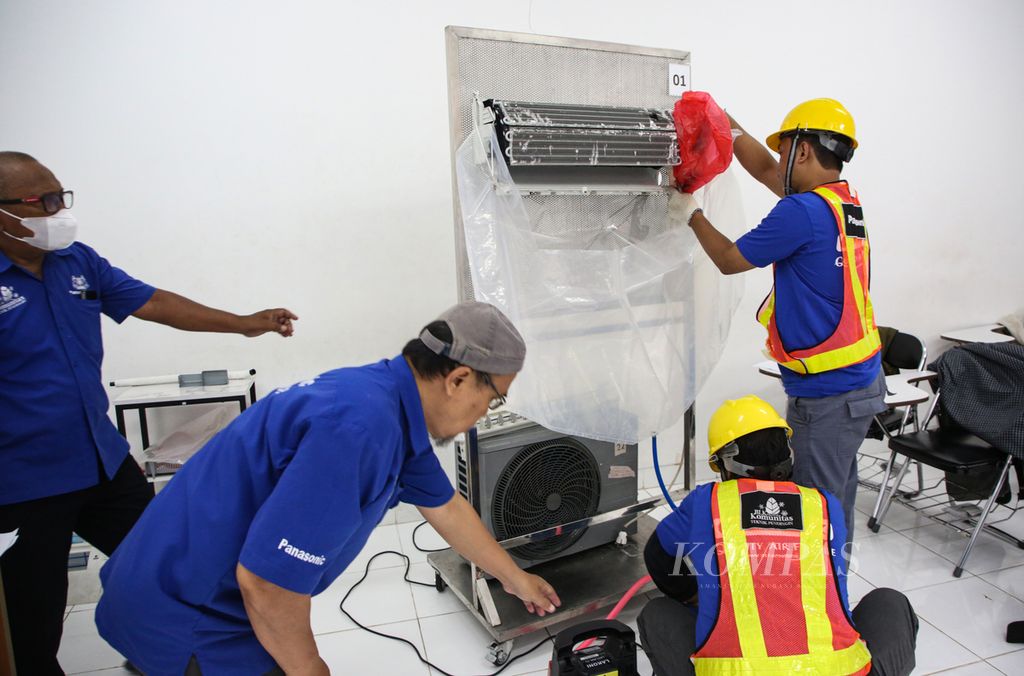 Peserta mengikuti pelatihan perawatan AC di BLKK Teknik Pendingin Federasi Serikat Pekerja Panasonic Gobel di Cipayung, Jakarta Timur, Rabu (31/01/2024). Sejak diresmikan tahun 2021, BLKK tersebut telah mendidik sedikitnya 8.000 peserta. 