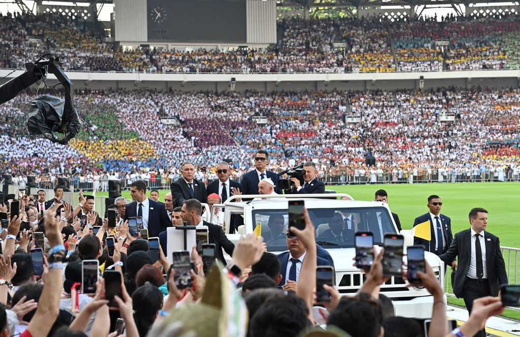 Paus Fransiskus menyapa umat Katolik yang hadir memenuhi Stadion Gelora Bung Karno (GBK), Jakarta, sebelum dimulainya Perayaan Ekaristi, Kamis (5/9/2024). 