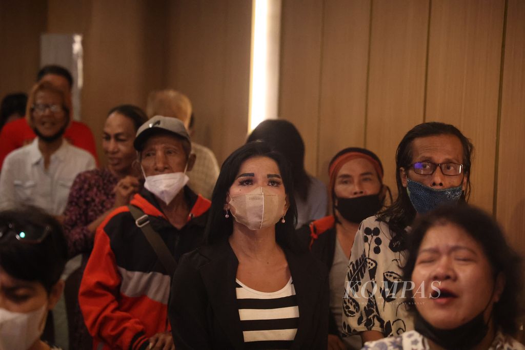 A number of Christian transwomen attend the Prayer Fellowship service for the Bright Path of God's Love at a hotel in Yogyakarta, Friday (22/7/2022).
