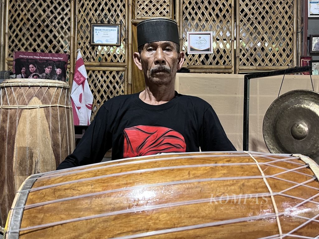 Serang Dakko (83), maestro gendang asal Makassar, Sulawesi Selatan, bersiap berlatih gendang di rumahnya, Senin (19/9/2022). Tahun ini Serang menerima Penghargaan Bentara Budaya pada peringatan HUT Ke-40 Bentara Budaya.