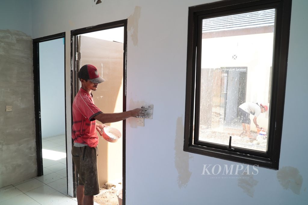 Workers completed the construction of a subsidized housing project in Rabak area, Bogor, West Java, on Sunday (22/1/2023). The increase of Bank Indonesia's benchmark interest rate by 25 basis points to 6.25 percent at the end of April 2024 will have an impact on the increase of housing loan interest rates (KPR).