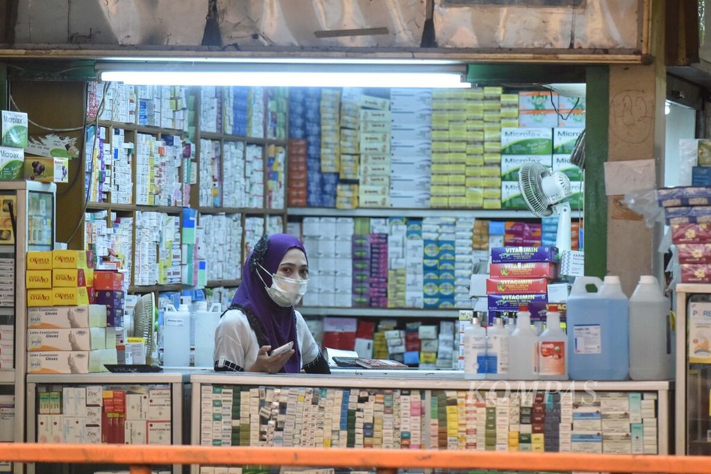 Pedagang obat menunggu pembeli di Pasar Pramuka, Jakarta Timur, Sabtu (11/4/2020). Banyak warga maupun instansi pemerintah dan swasta menjadikan Pasar Pramuka sebagai rujukan untuk membeli alat-alat medis. Selain lengkap, harga yang ditawarkan lebih murah dibandingkan di tempat lain. Selama masa pandemi virus korona, banyak warga yang datang ke Pasar Pramuka memburu masker serta beragam suplemen dan vitamin untuk meningkatkan daya tahan tubuh.