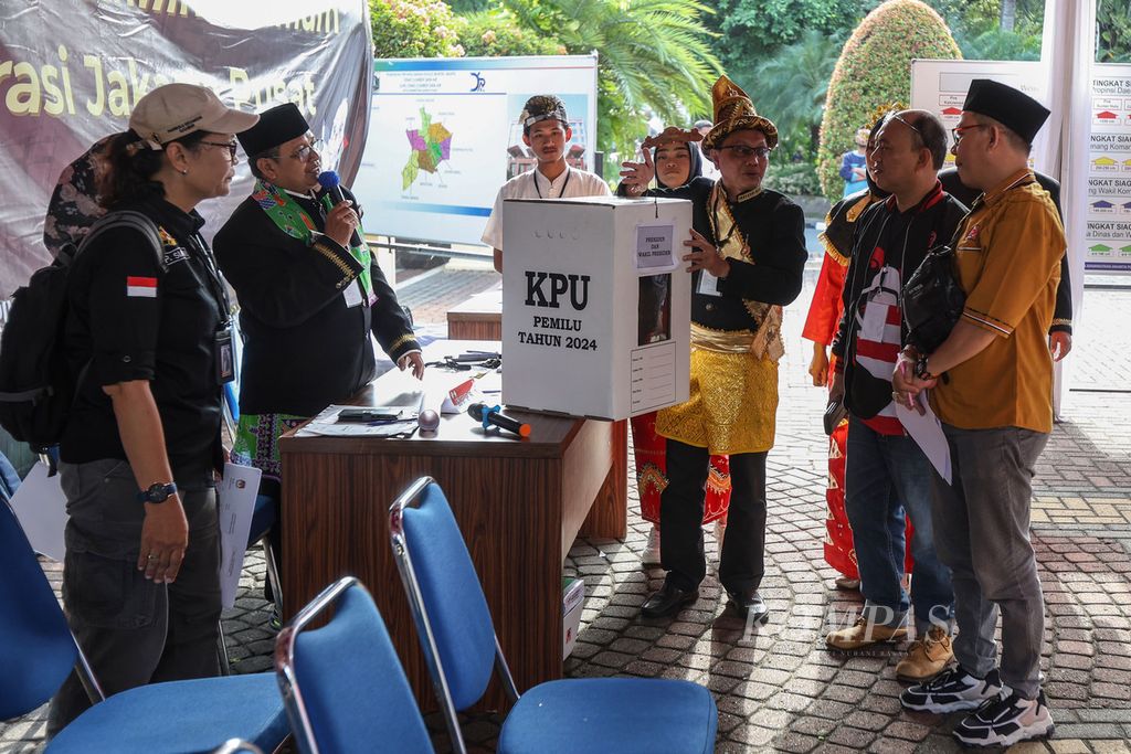 Panitia Pemungutan Suara (PPS) memperlihatkan kotak suara yang masih tersegel saat simulasi pemungutan suara Pemilu 2024 di halaman Kantor Wali Kota Jakarta Pusat, Rabu (17/1/2024).