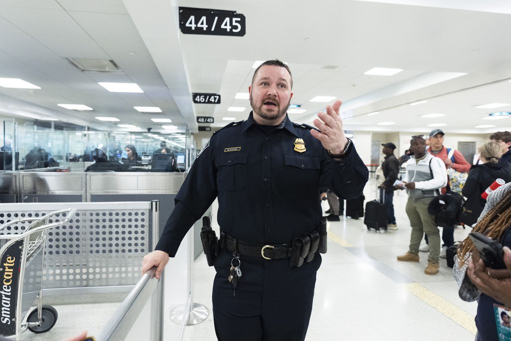 Manajer Program Pelawat Terpercaya pada Badan Pengamanan Perbatasan Amerika Serikat Brendan Blackmer di Bandara Internasional Dulles, Senin (1/4/2024)