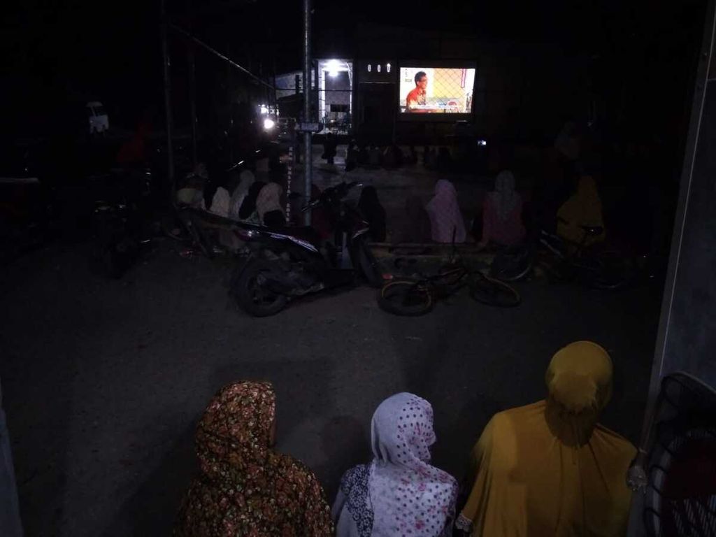 Pembentangan layar tancap perdana program Gampong Film di Gampong Dayah Baro, Kecamatan Delima, Kabupaten Pidie, Aceh, pada Minggu (28/8/2022) malam.