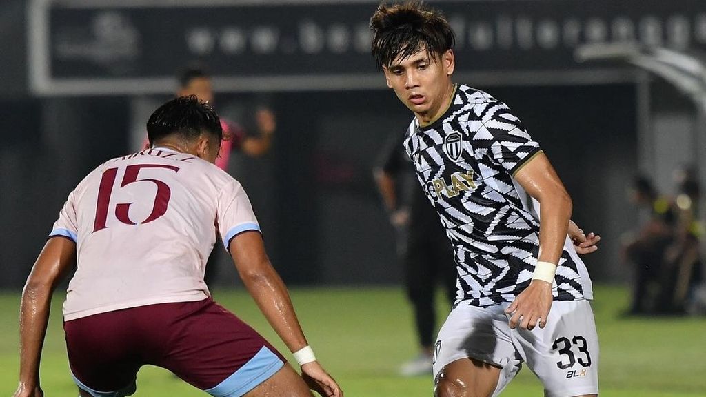 The wing attacker of Terengganu, Akhyar Rashid, made a move during a trial match against Penang on April 17, 2024, at the Sultan Mizan Zainal Abidin Stadium, Terengganu. As a new recruit for Terengganu, Akhyar was unable to appear in the early weeks of the 2024-2025 season due to an injury caused by an attack from an unknown person.