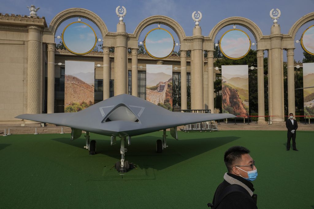 Pesawat nirawak pengintai China, UCAV <i>drone</i> GJ-11, dipajang pada pameran untuk menandai pencapaian Presiden China Xi Jinping, bersamaan dengan Kongres Ke-20 Partai Komunis China di Beijing Exhibition Hall, Beijing, China, 12 Oktober 2022. 