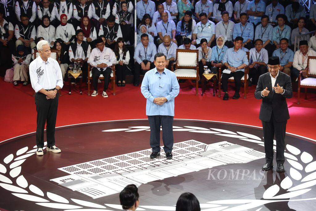 Ketiga calon presiden, yaitu Anies Baswedan, Prabowo Subianto, dan Ganjar Pranowo (kanan ke kiri), mengikuti debat yang diselenggarakan Komisi Pemilihan Umum di kantor KPU, Jakarta, Selasa (12/12/2023). 
