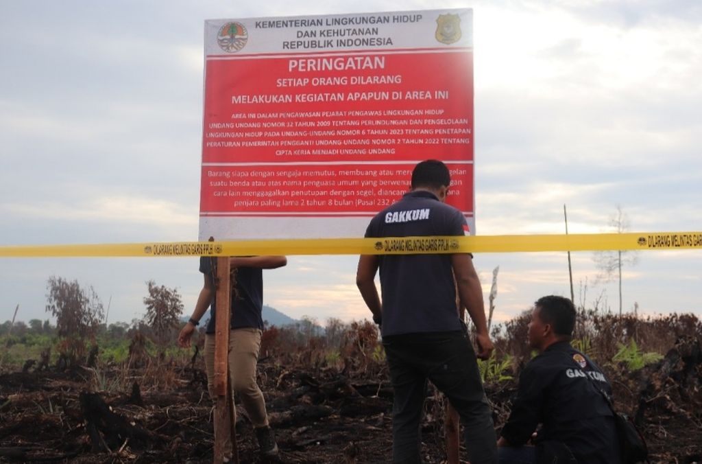 Tim pengawas dan Polisi Hutan Balai Penegakan Hukum (Gakkum) Kementerian Lingkungan Hidup dan Kehutanan (KLHK) Wilayah Kalimantan menyegel lokasi kebakaran hutan dan lahan milik empat korporasi di Kalimantan Barat, Jumat (1/9/2023).