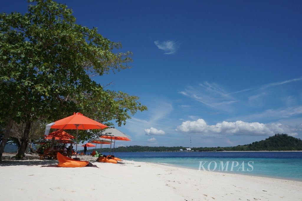 Suasana Pulau Lihaga yang masuk Likupang Barat, Minahasa Utara, Sulawesi Utara, Kamis (28/11/2019). Pulau ini spesial karena memiliki pasir putih yang lembut seperti tepung serta hutan ketapang di hampir seluruh area pulau.