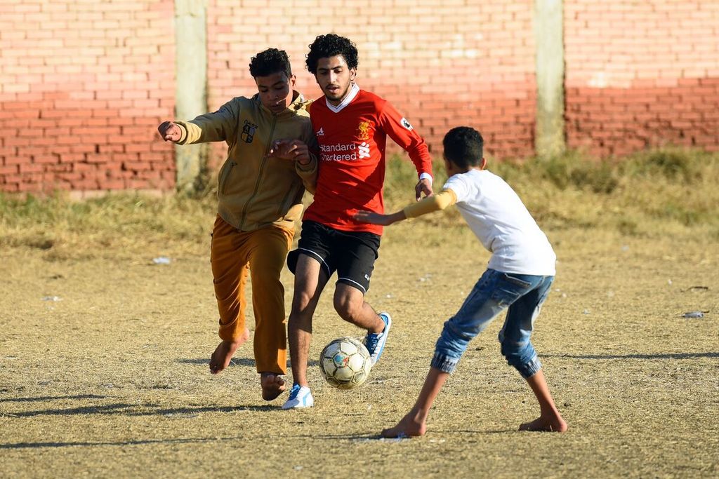 Anak-anak bermain bola di Mohamed Salah Youth Center di Nagrig, sekitar 120 kilometres dari ibu kota Mesir, Kairo, tahun 2018. 